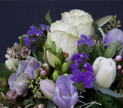 Blumengesteck violett